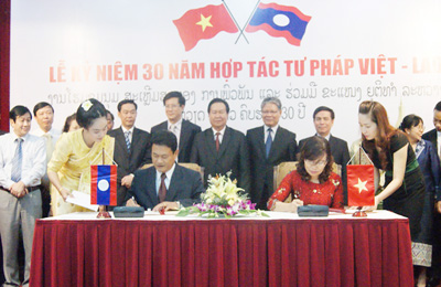 ສະເຫຼີມສະຫຼອງ 30 ປີ ແຫ່ງວັນຮ່ວມມືດ້ານຍຸຕິທຳຫວຽດນາມ - ລາວ